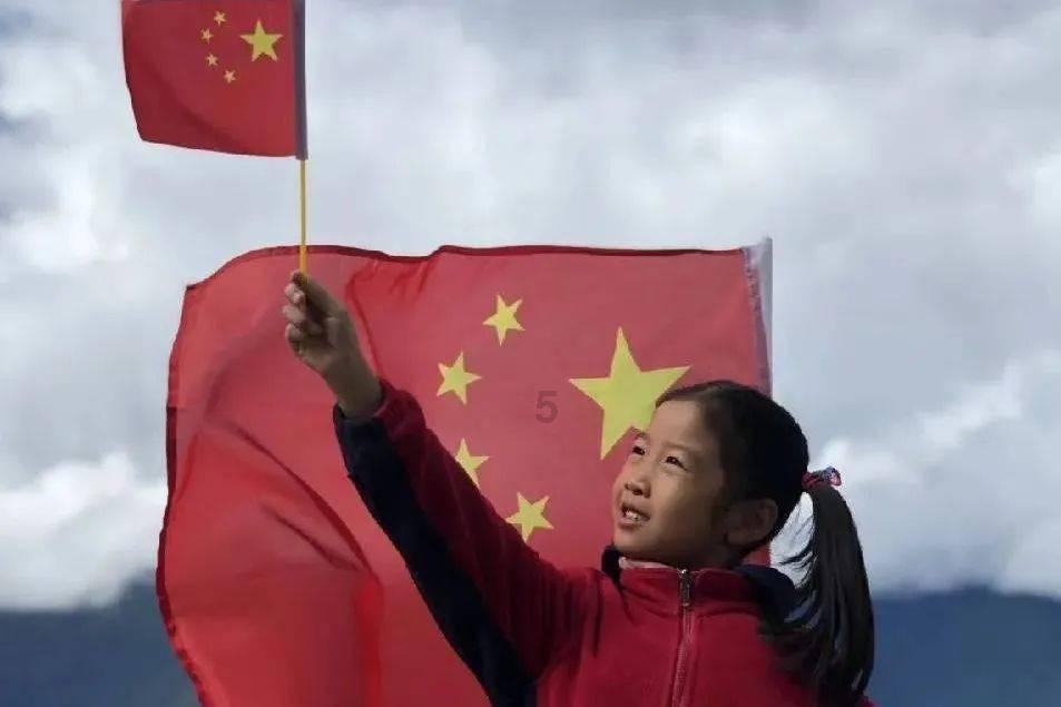 夏季的时尚女孩